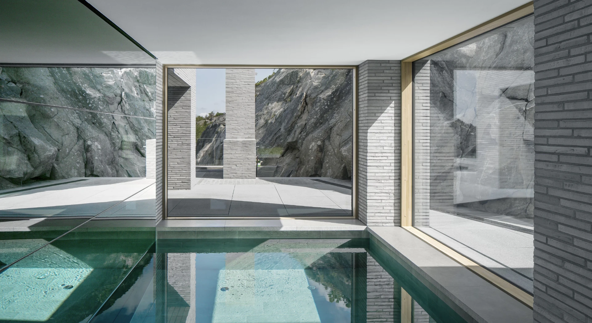Glaspartier i poolrummet på Villa Jerkmholmen